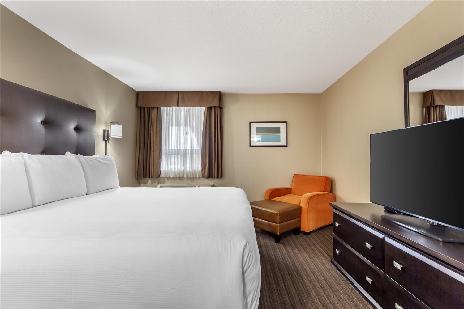 Suite, King Bed, Sofa, Exterior Entrance