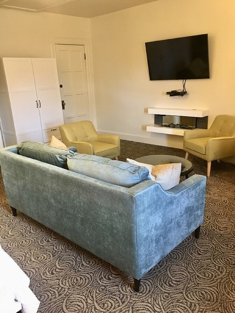 Morgan State House Inn 6/50