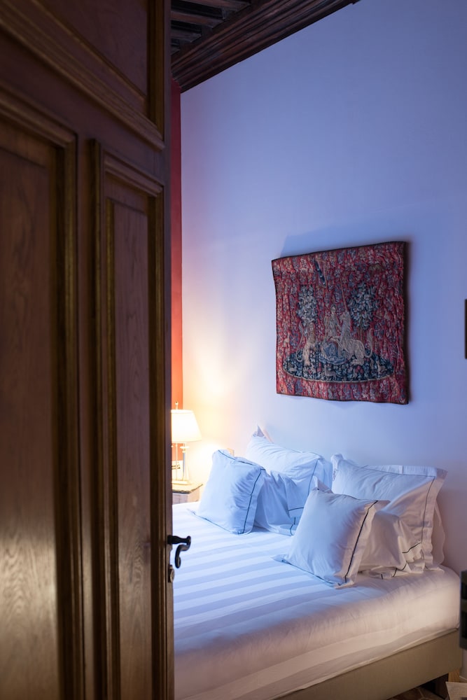SUITE, KING BED, BUNK BED
