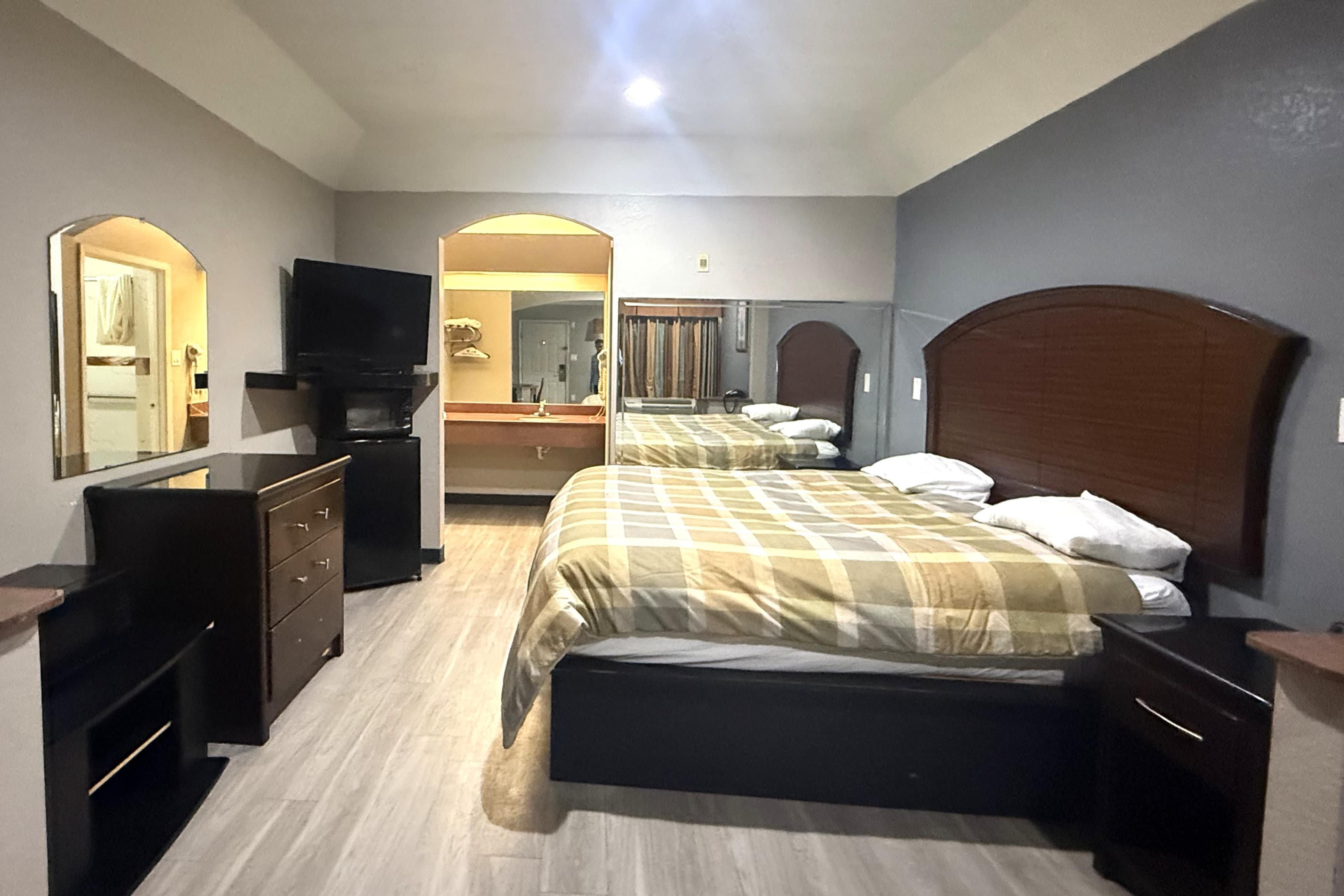 Hotel O Regency Suites Houston - IAH Beltway 8 19/37