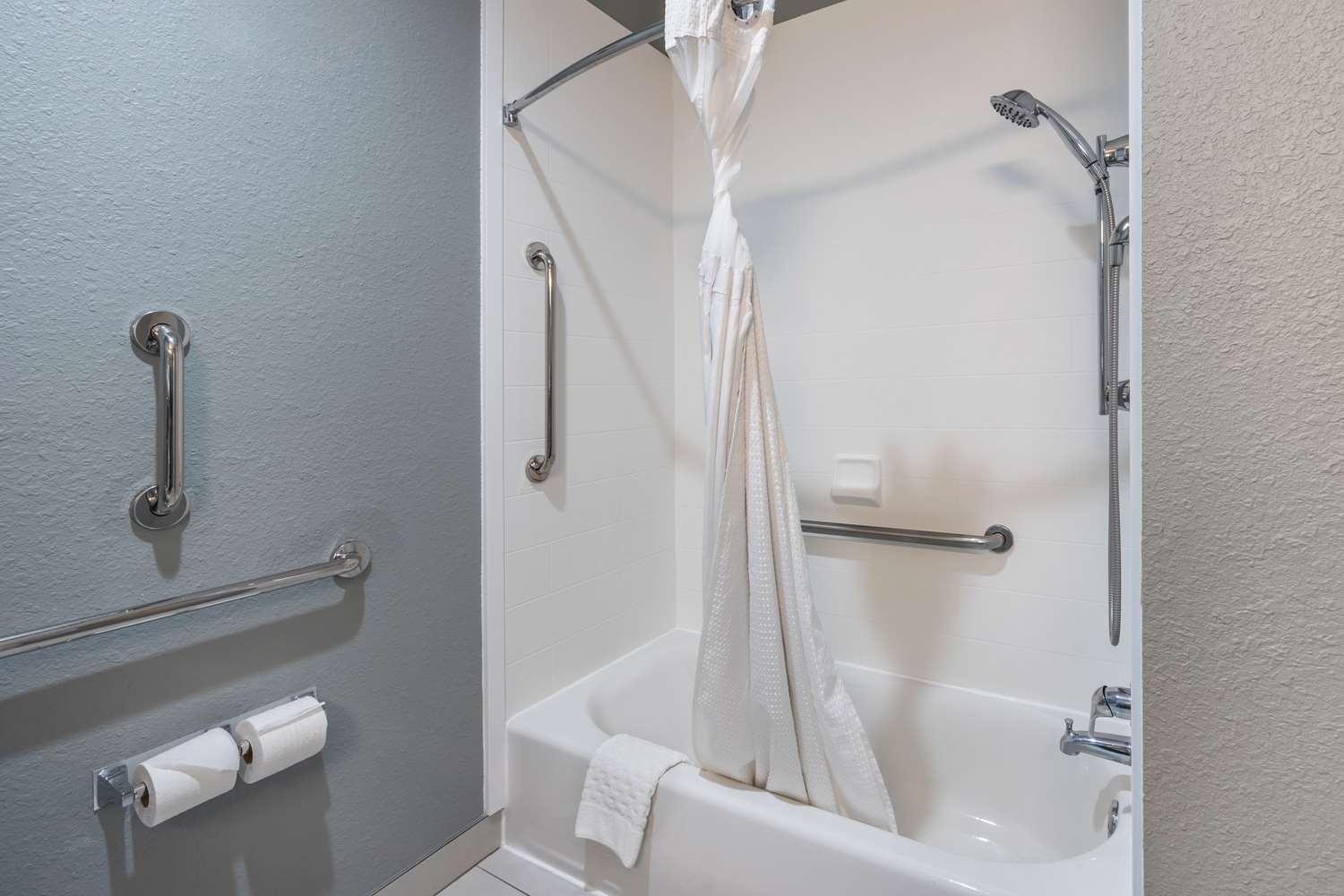 غرفة بسرير كينج بحوض استحمام لذوي الإعاقة، Best Western Plus Owensboro 5/5
