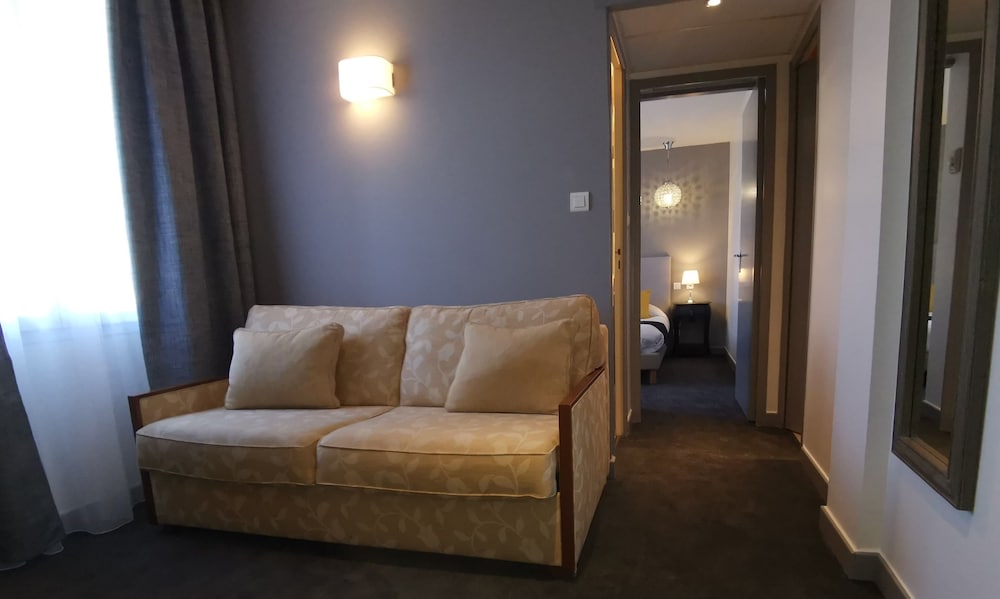 Brit Hotel Acacias 50/69