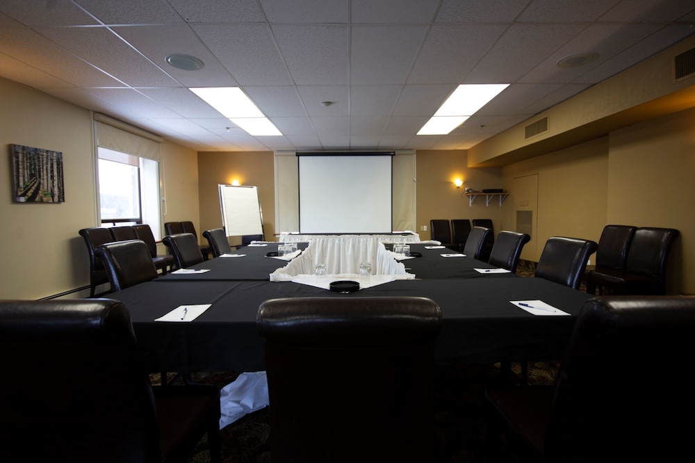 Prince Arthur Waterfront Hotel & Suites 39/43