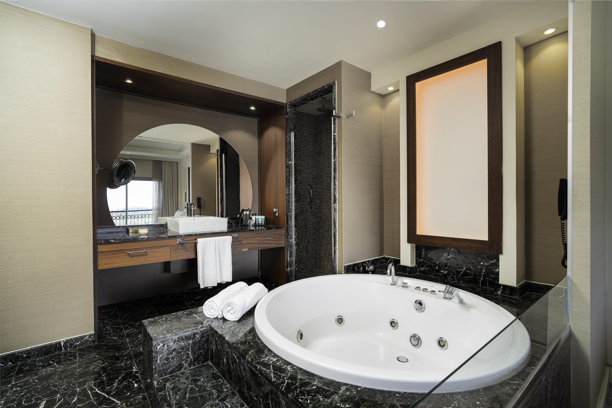 Cratos Premium Hotel 44/45