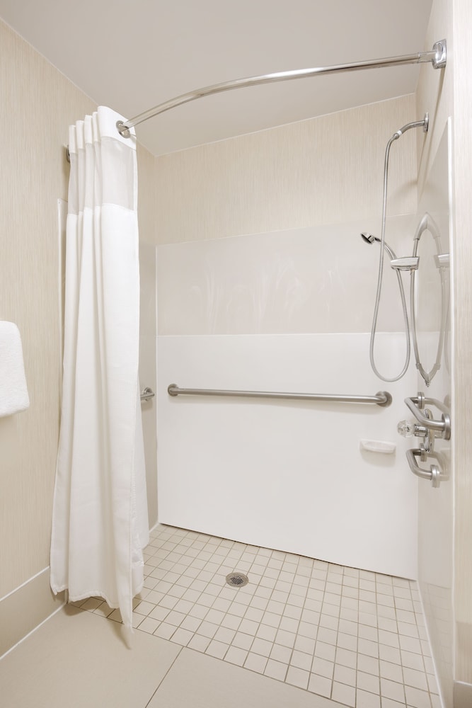 جناح بسرير كوين بغرفة نوم واحدة مع أريكة لذوي الإعاقة، Residence Inn by Marriott Indianapolis Airport 3/3