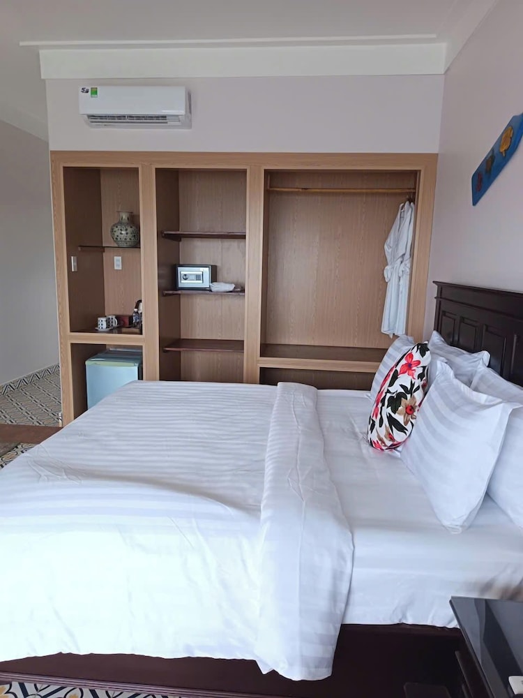 GRACE, SUITE, OCEAN FRONT