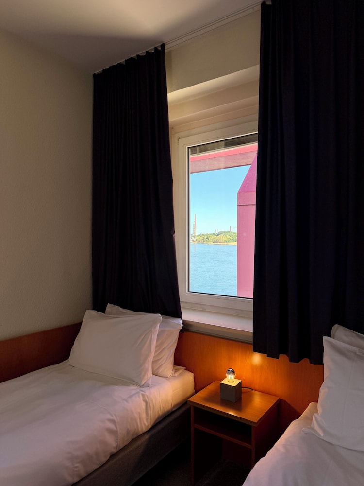 Hotel Am Rhein Wesseling 10/64