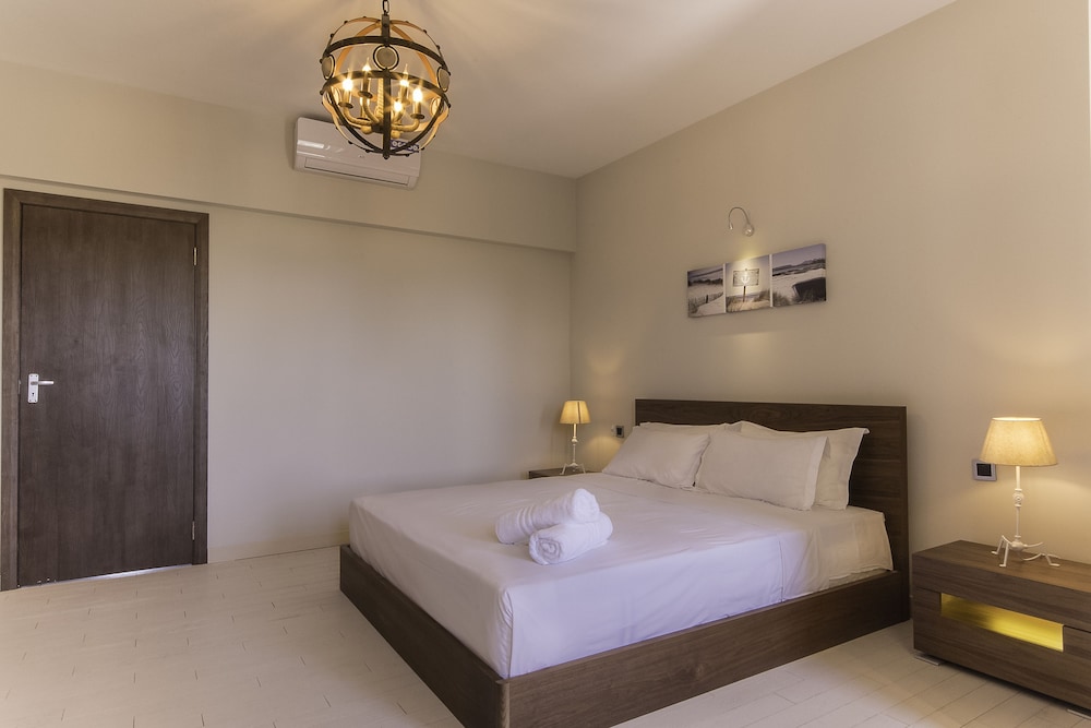 STANDARD, KING BED, CITY VIEW