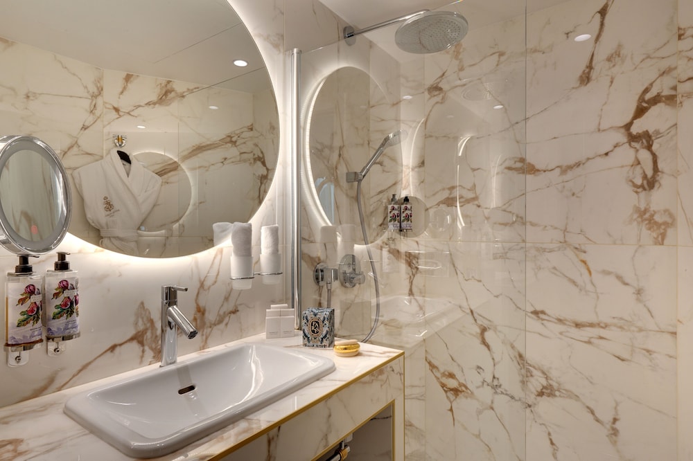 Hotel Kleber Champs Elysees Tour Eiffel Paris 50/50