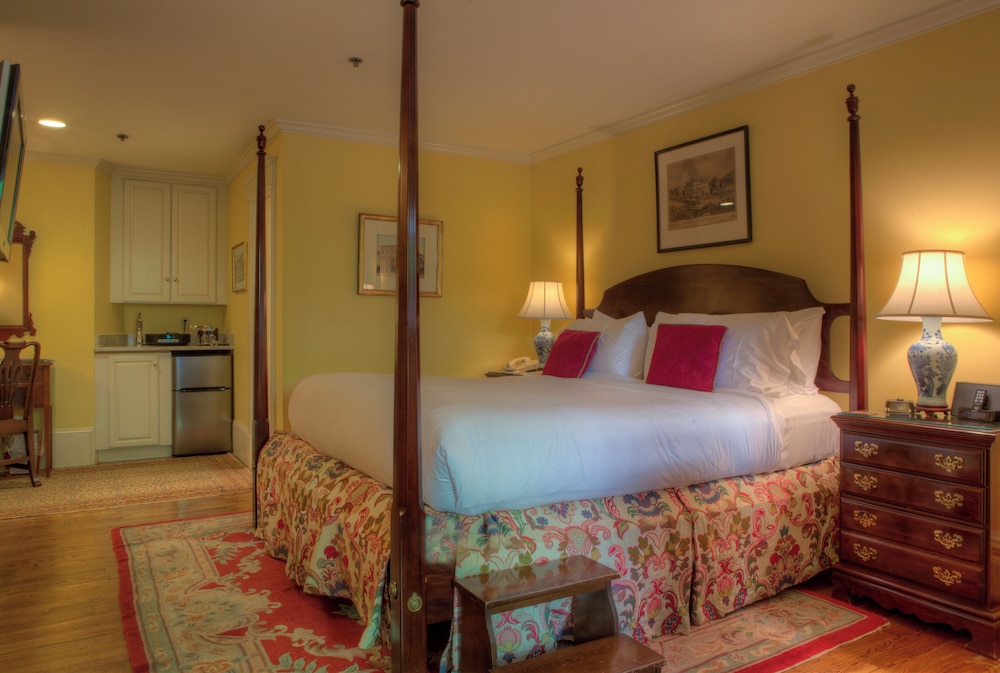 Courtyard, Suite, King Bed