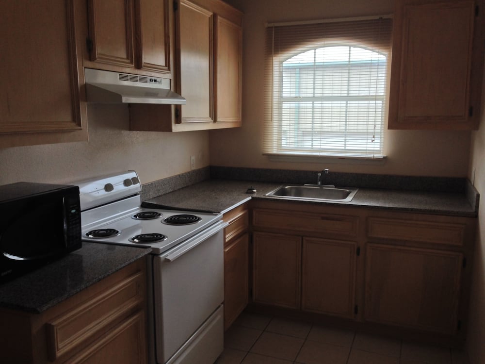 Camelot Inn &amp; Suites Highway 290/NW Freeway 36/36