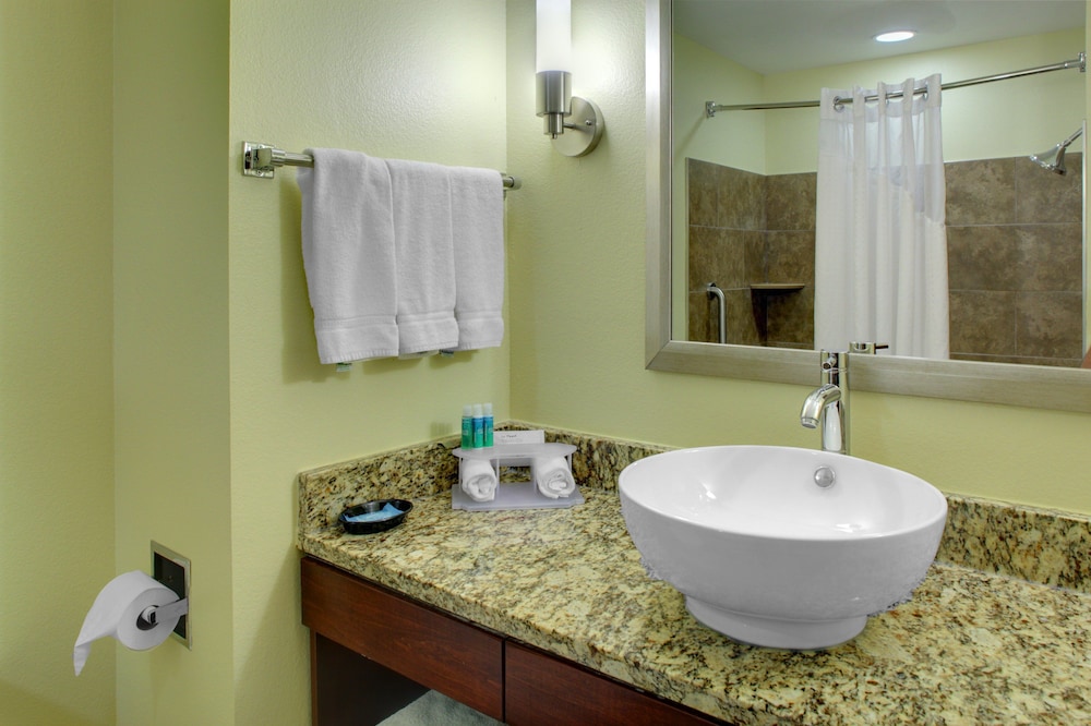 Holiday Inn Express Hotel & Suites Cross Lanes 26/75