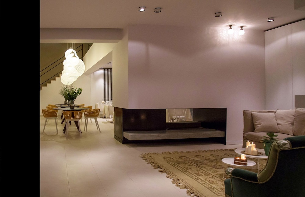 Tale Restaurant & Suite 8/75