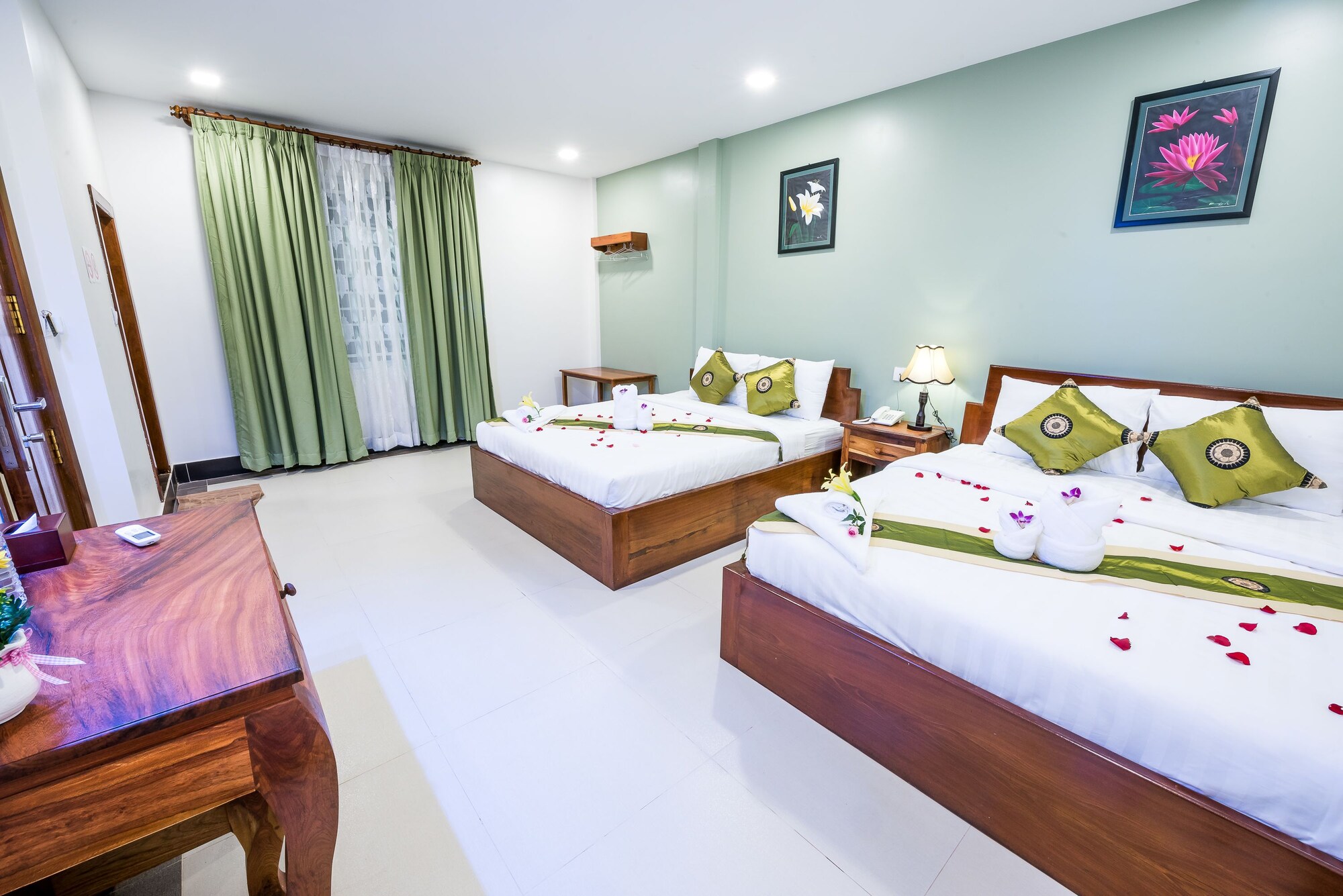 DELUXE, TWIN BEDS