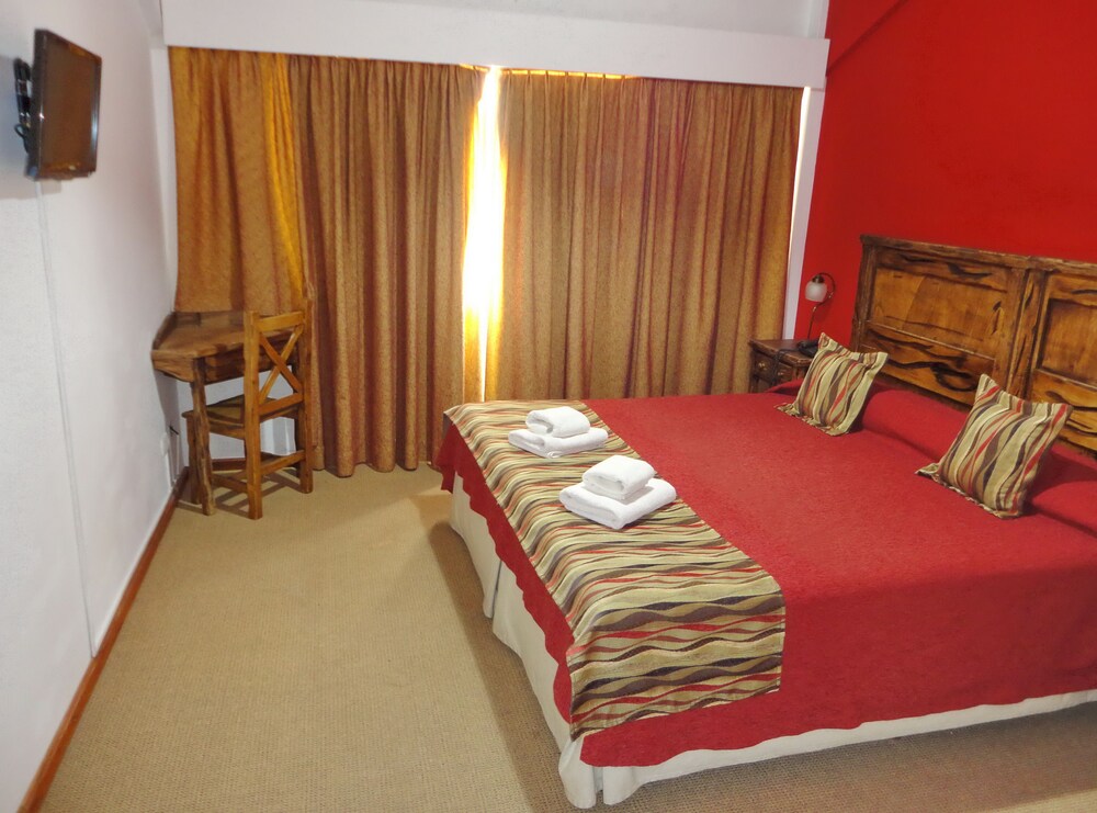 ROOM, DOUBLE BED