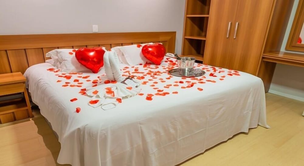 ROMANTIC, KING BED