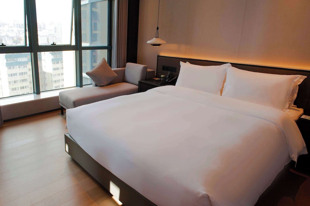 SUPERIOR, KING BED