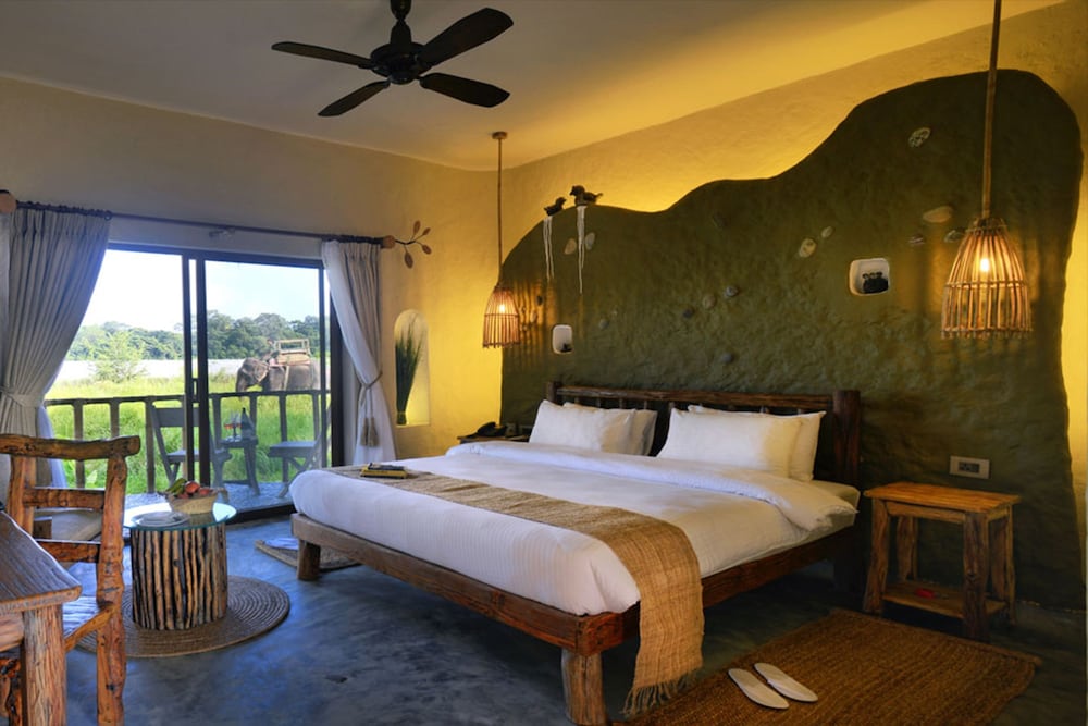 BARAHI JUNGLE LODGE 11/50