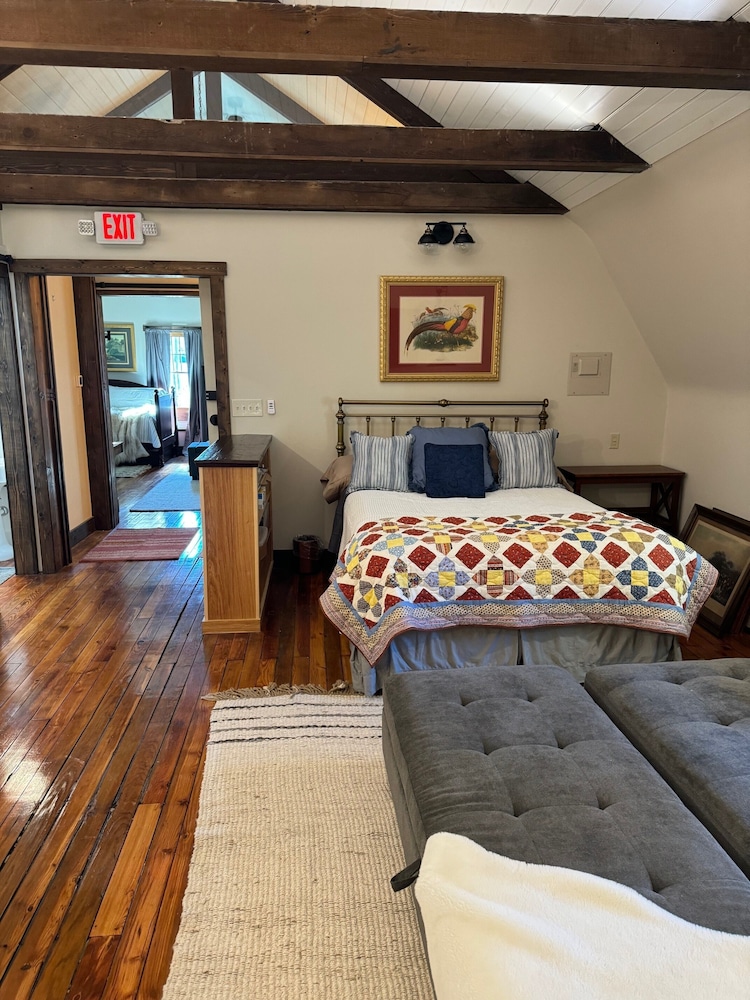 South Broadway Manor Bed and Breakfast 20/72