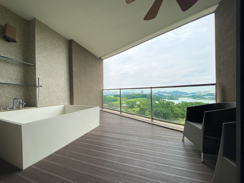 Shenzhen Castle Hotel 30/70