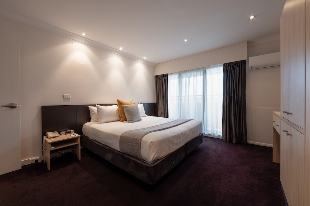 STANDARD, QUEEN BED