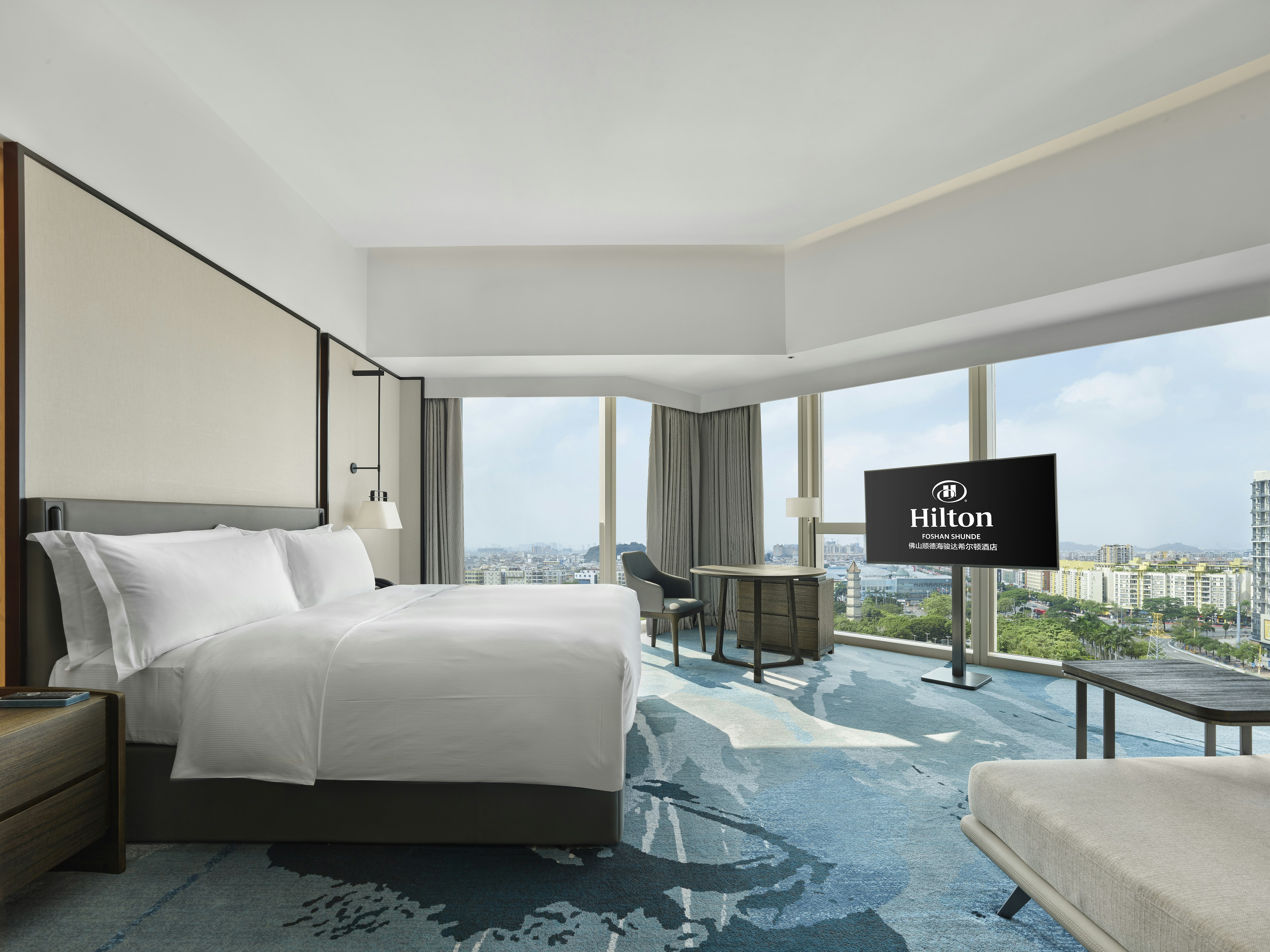 DELUXE, KING BED