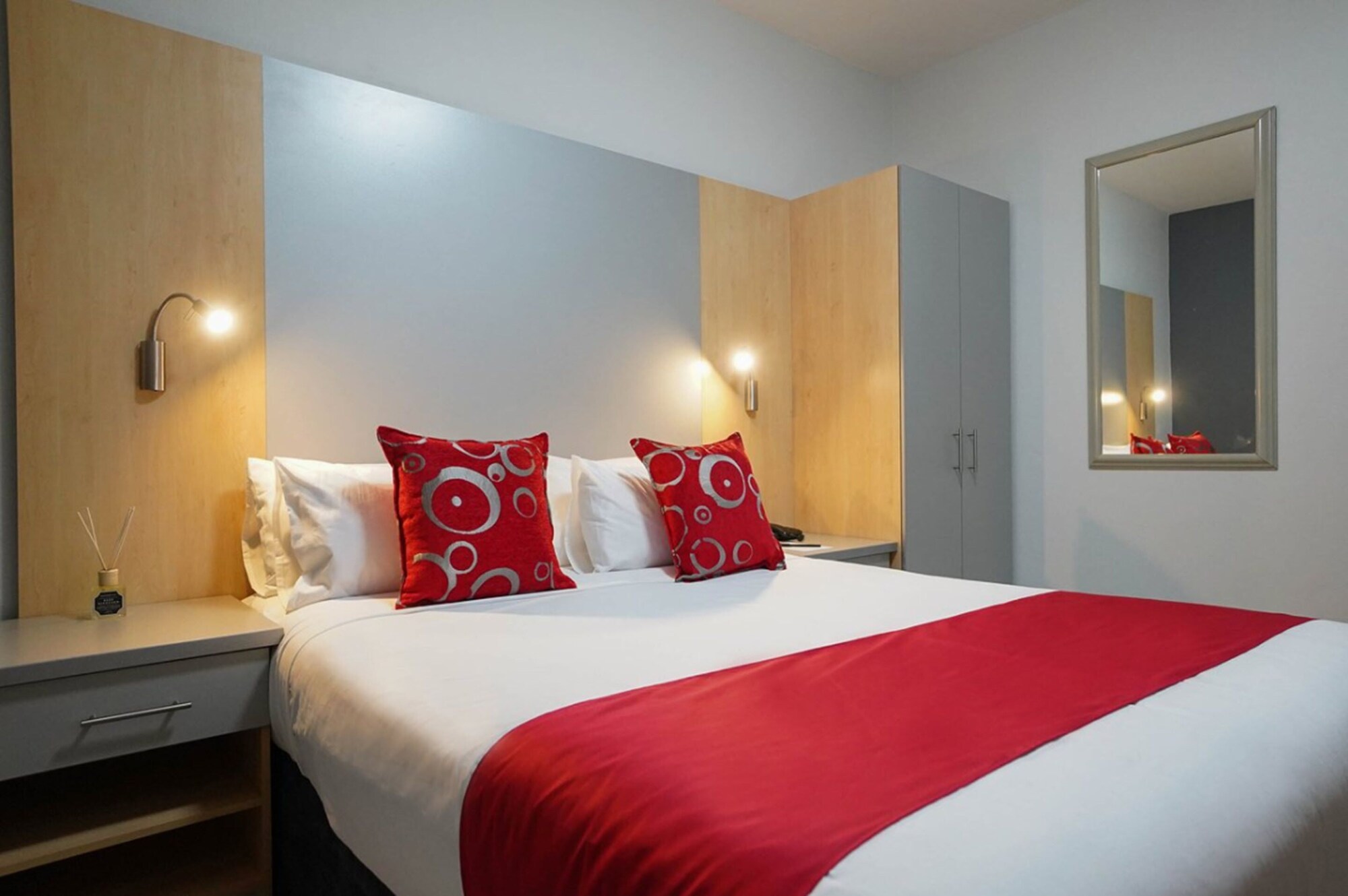 ROOM, DOUBLE BED