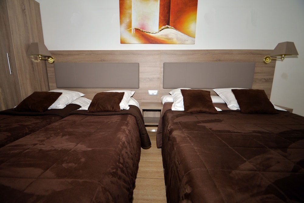 Hotel Parisien 34/72