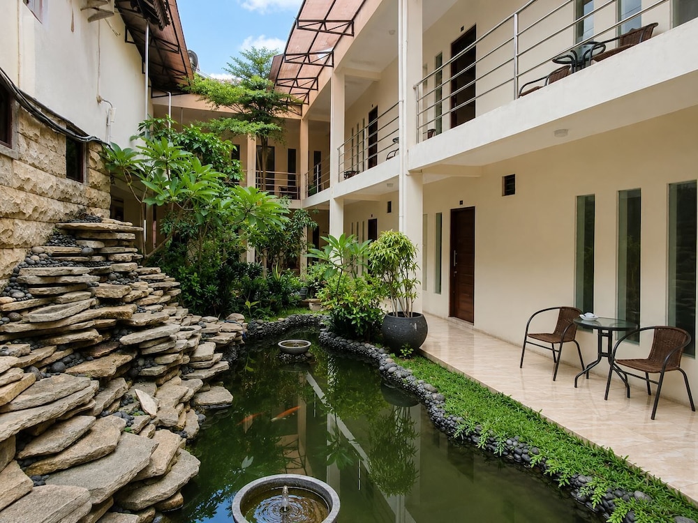 Satya Graha Hotel 75/79