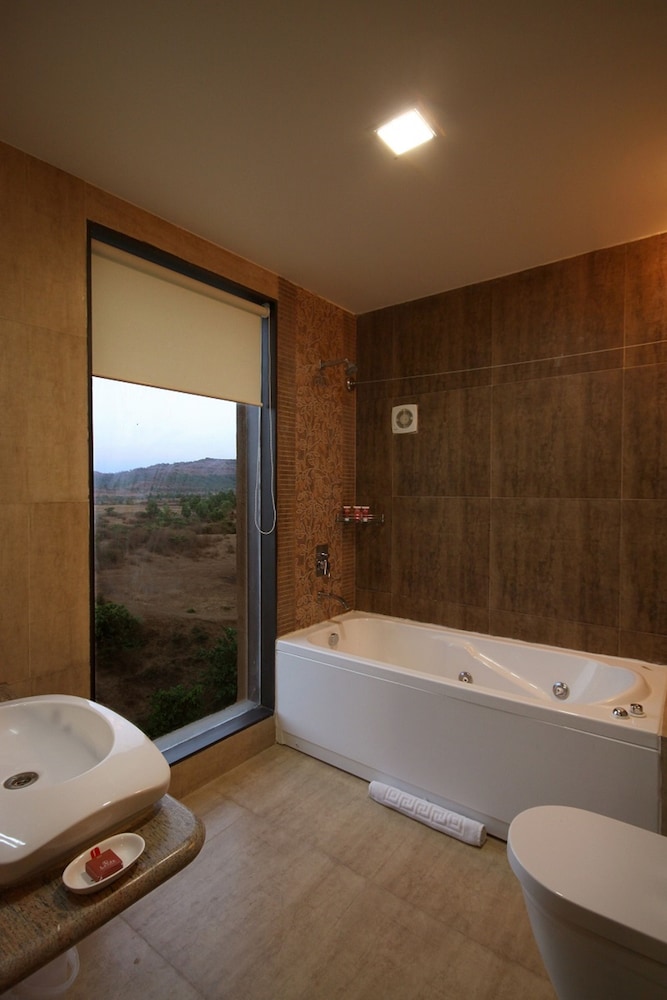 Aakar Lords Inn Saputara 40/40