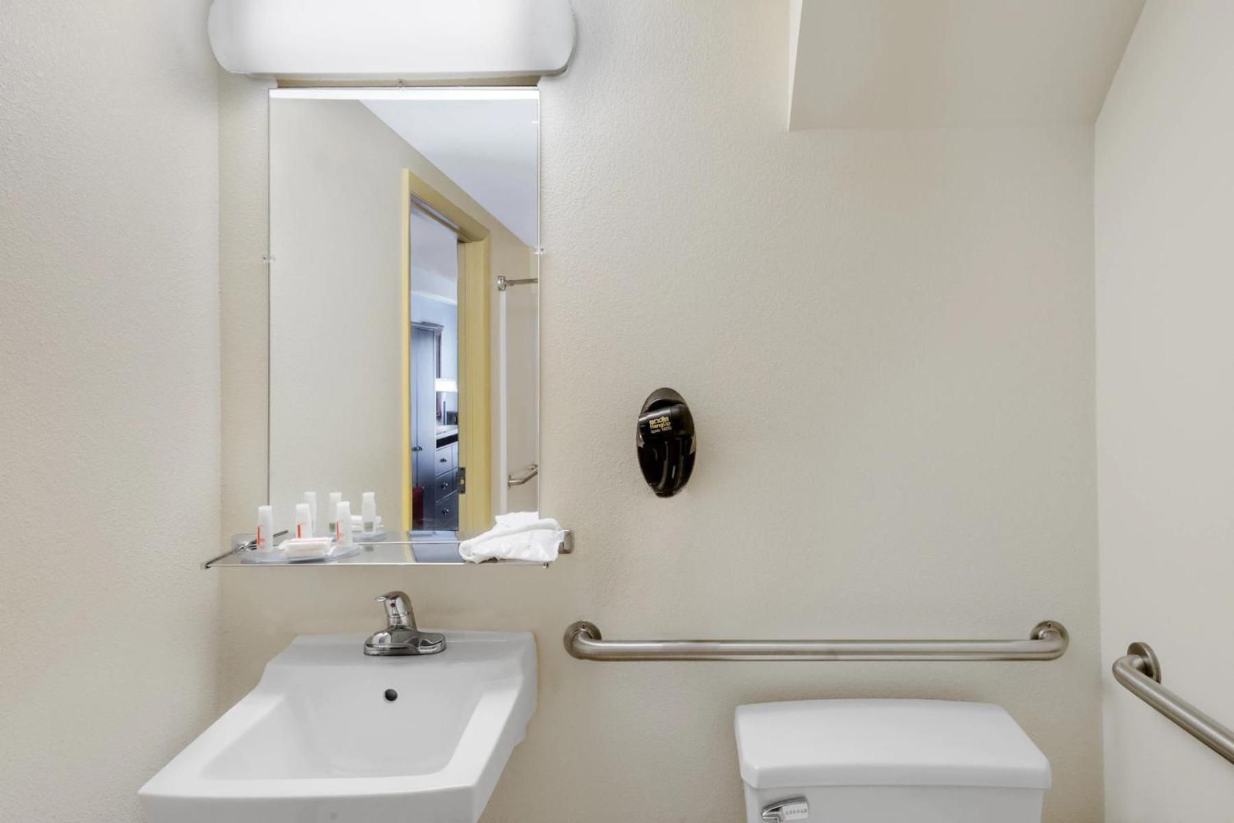غرفة بسريرين مزدوجين للمدخنين، Days Inn by Wyndham Geneva/Finger Lakes 4/4