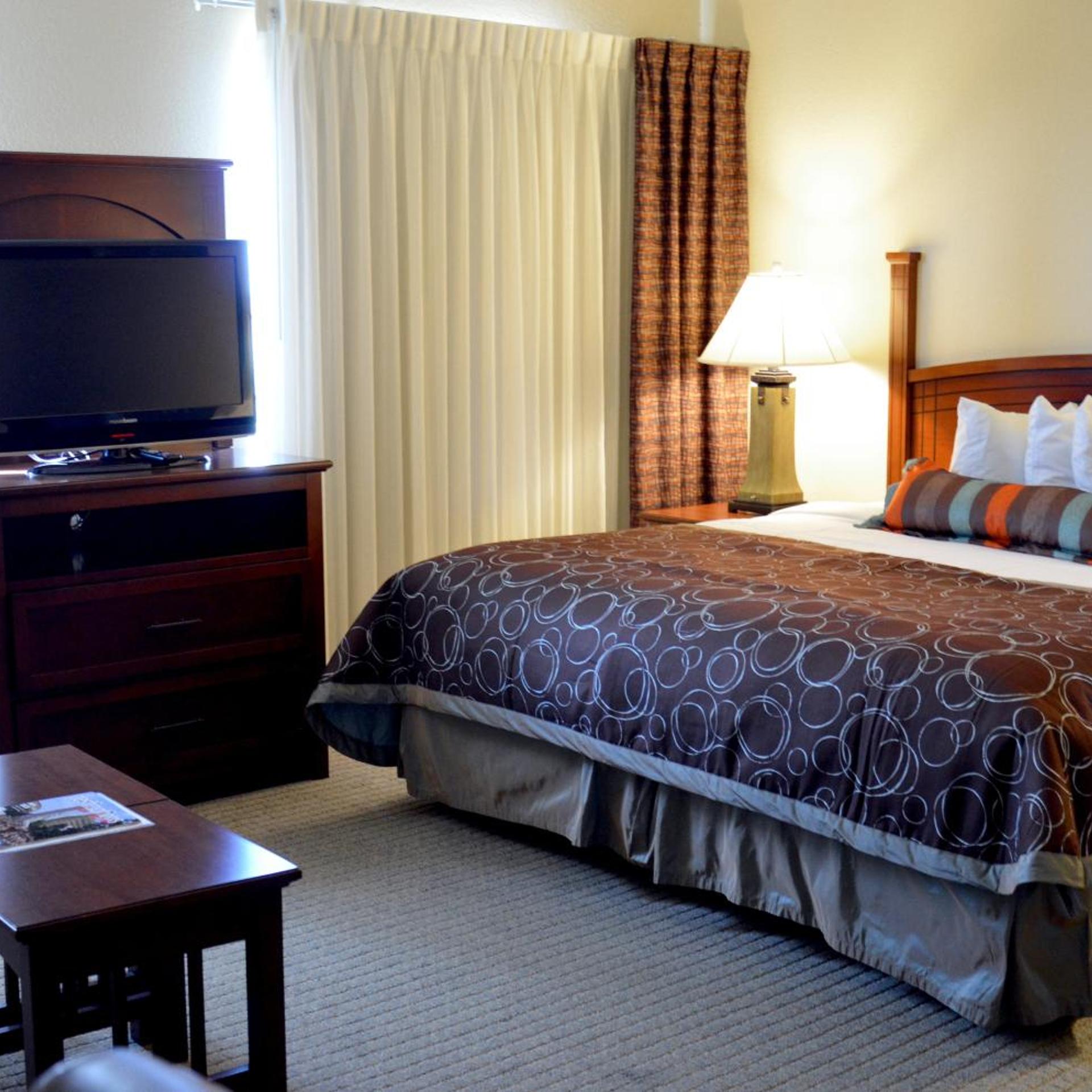 جناح استوديو بسرير كينج مع أريكة، Staybridge Suites San Antonio Sea World 2/2