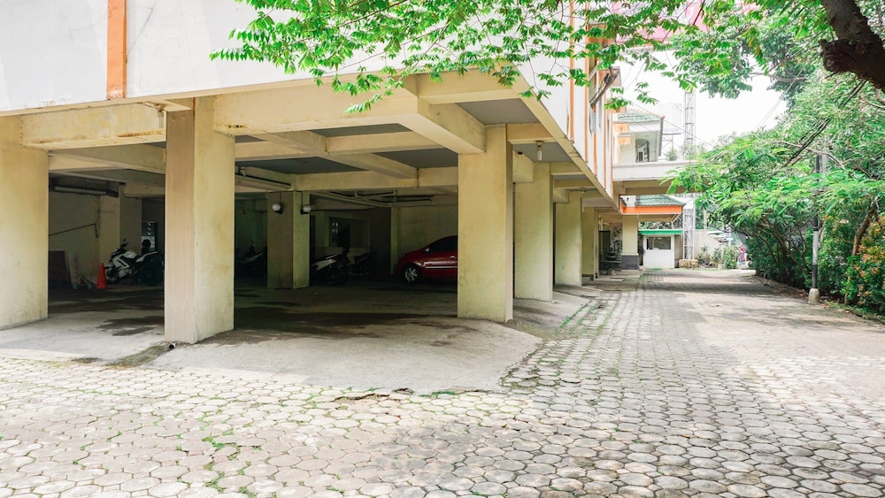 OYO 2085 Chrysanta Near RSUP Hasan Sadikin 1/40
