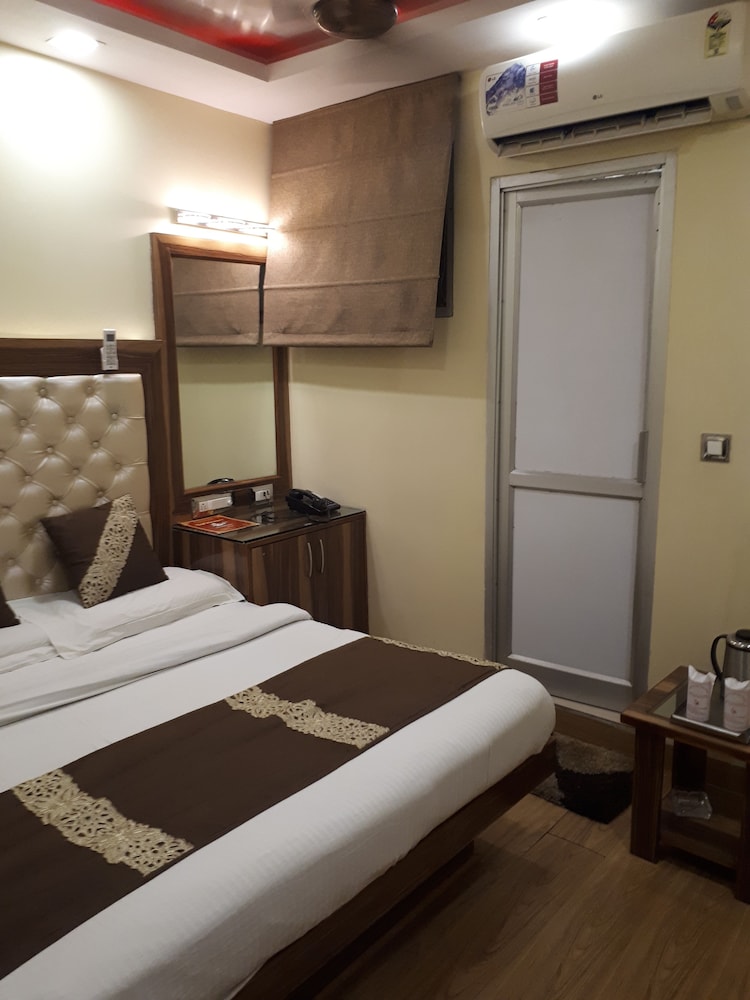 LALS HAVELI 24/47