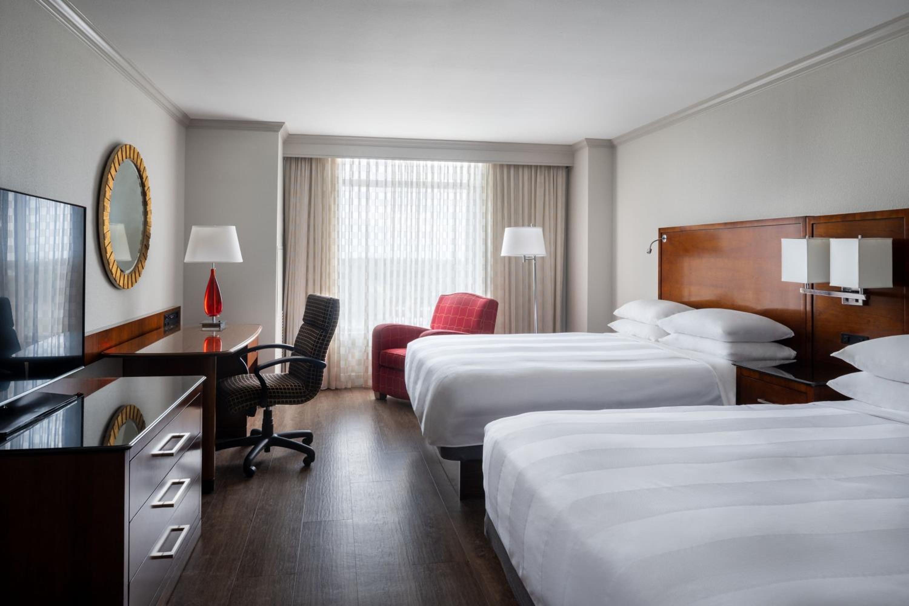 Guest Room, 2 Queen Beds, Concierge Level، Marriott St Petersburg Clearwater 3/10