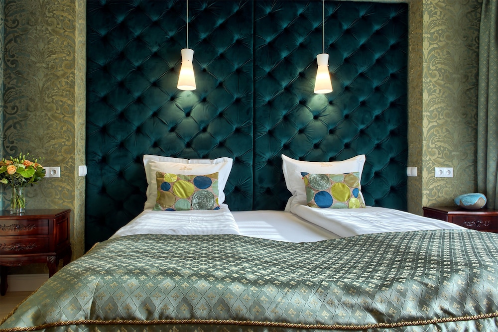 DELUXE, DOUBLE OR TWIN BED