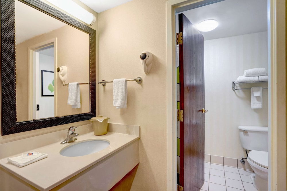 Motel6 Milford, CT 72/74