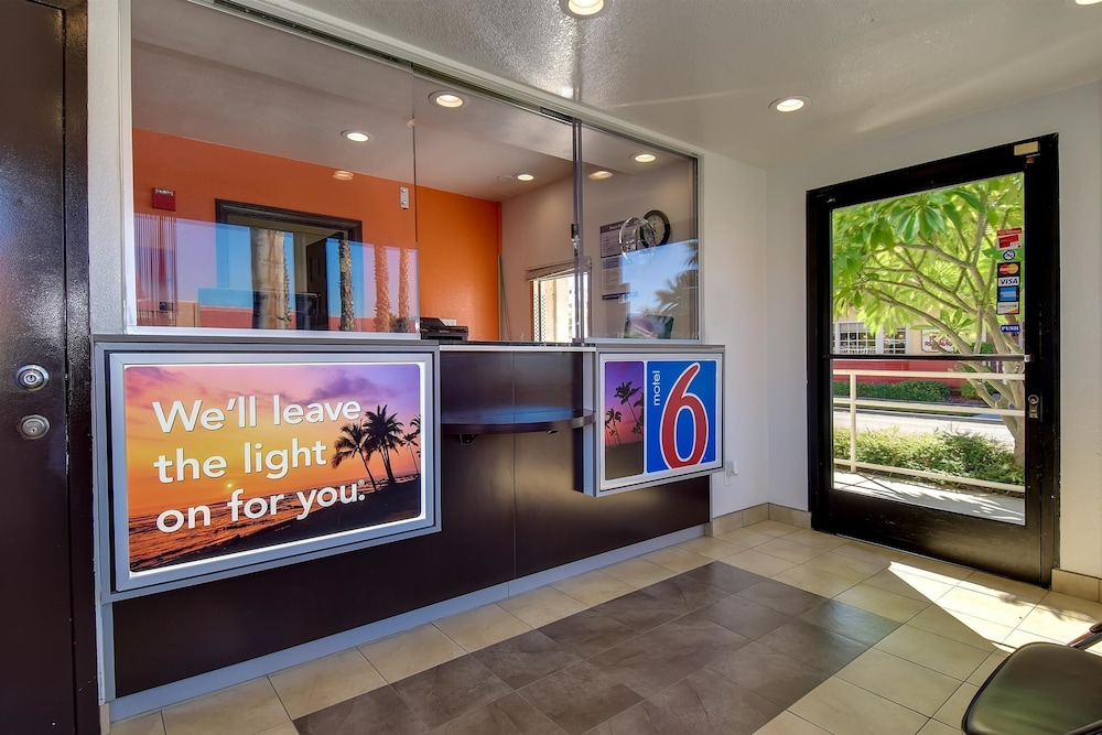 Motel6 Riverside, CA - South 16/51