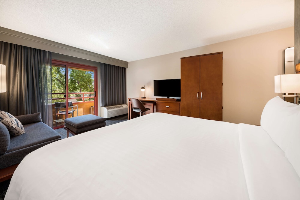 DELUXE, KING BED