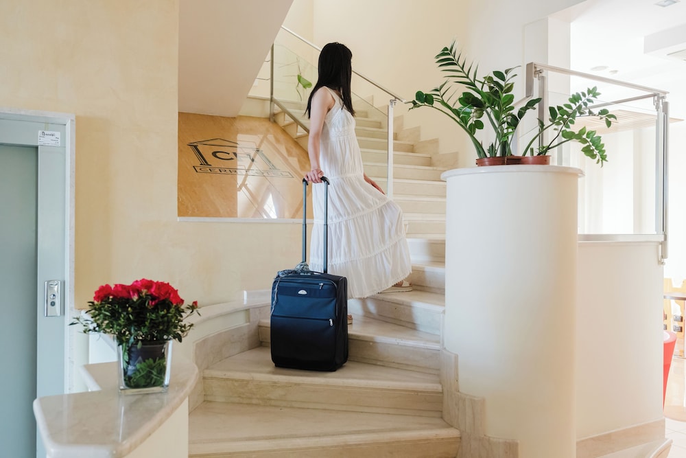 Cerri Hotel 6/49