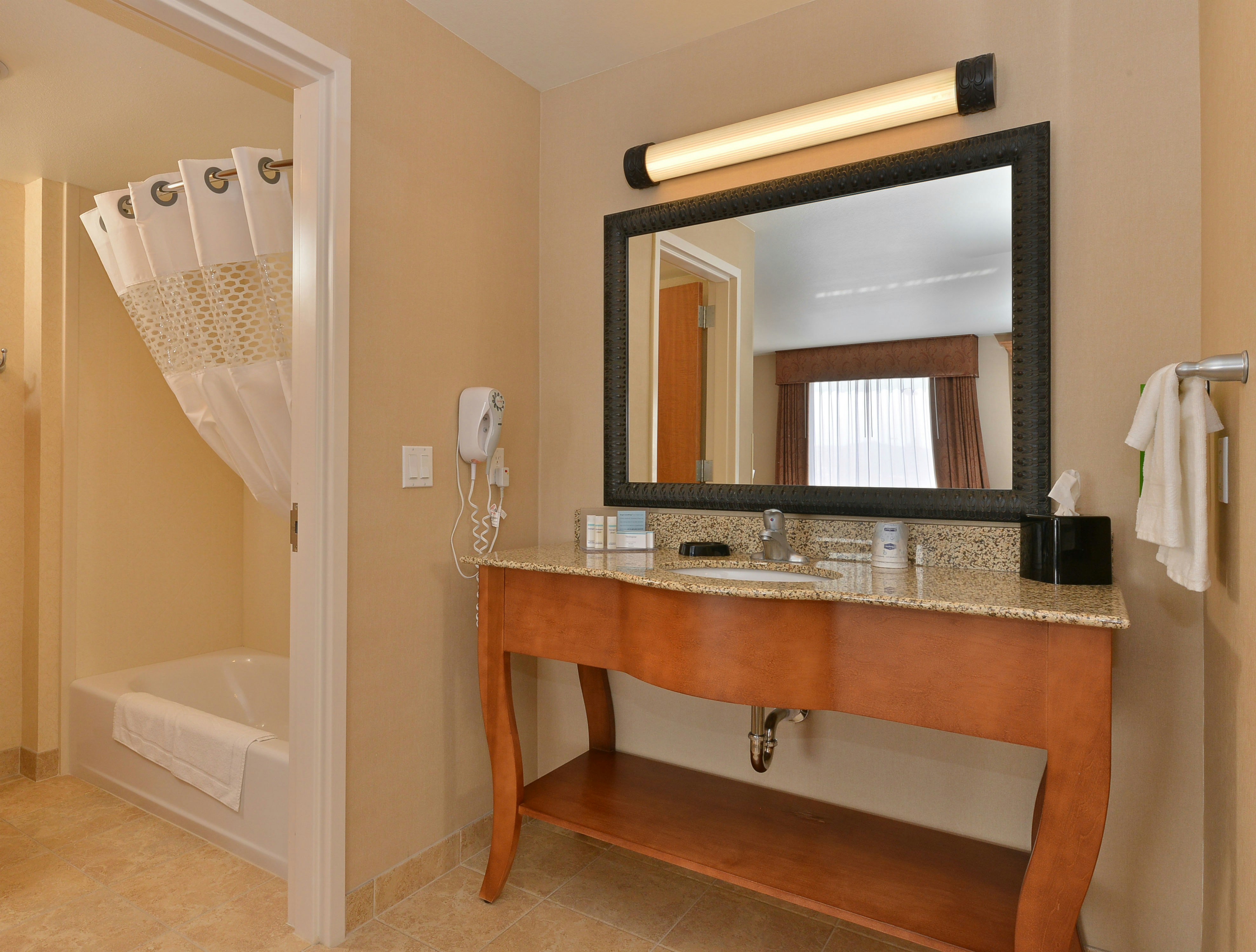 غرفة بسرير كينج، Hampton Inn & Suites Buffalo 2/2