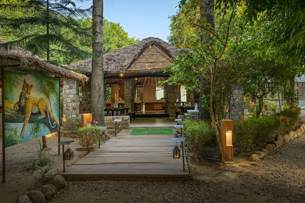 CORBETT MACHAAN RESORT 45/50