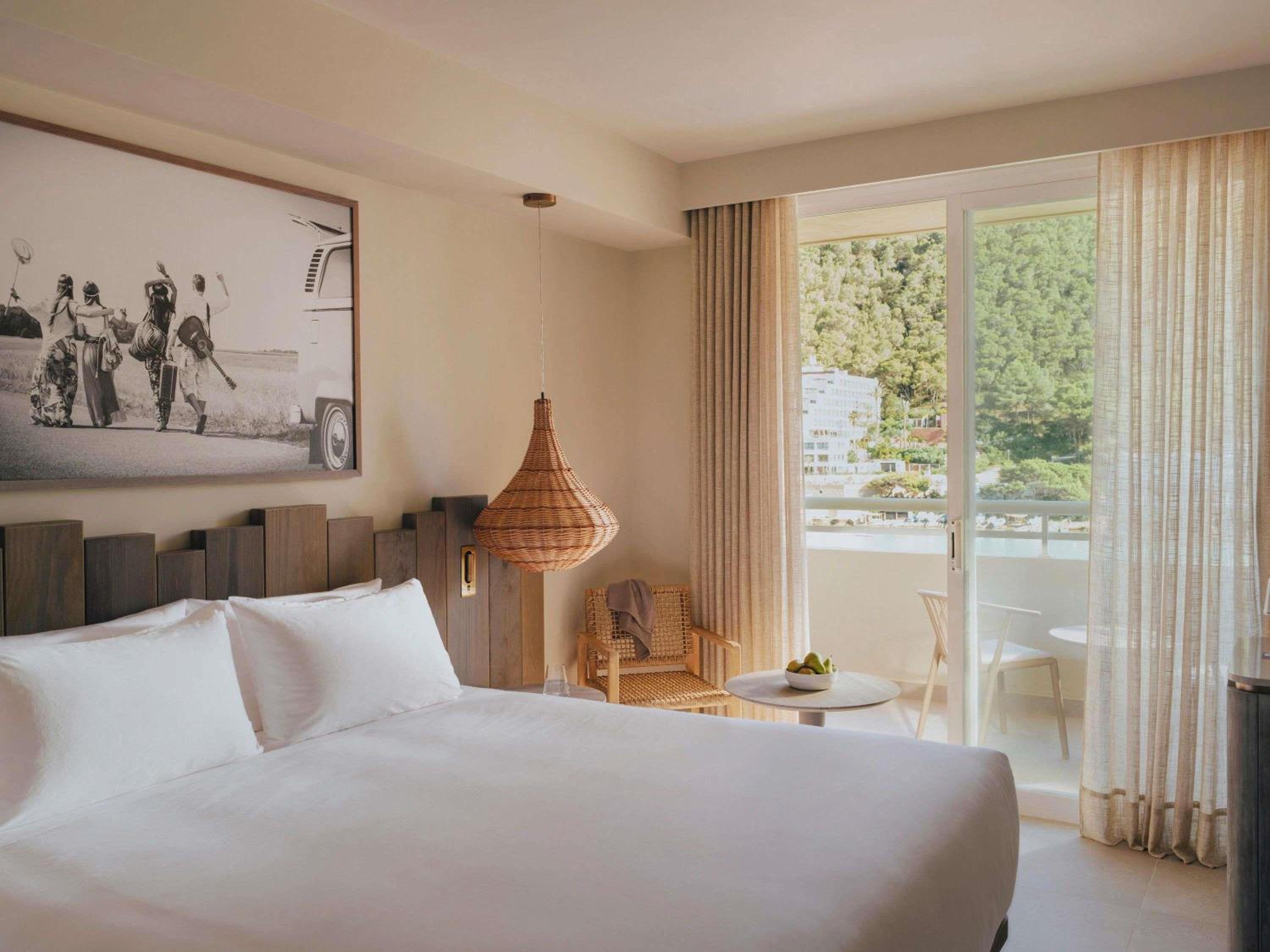 Vip, King Bed, 2 Beds, Pool Side