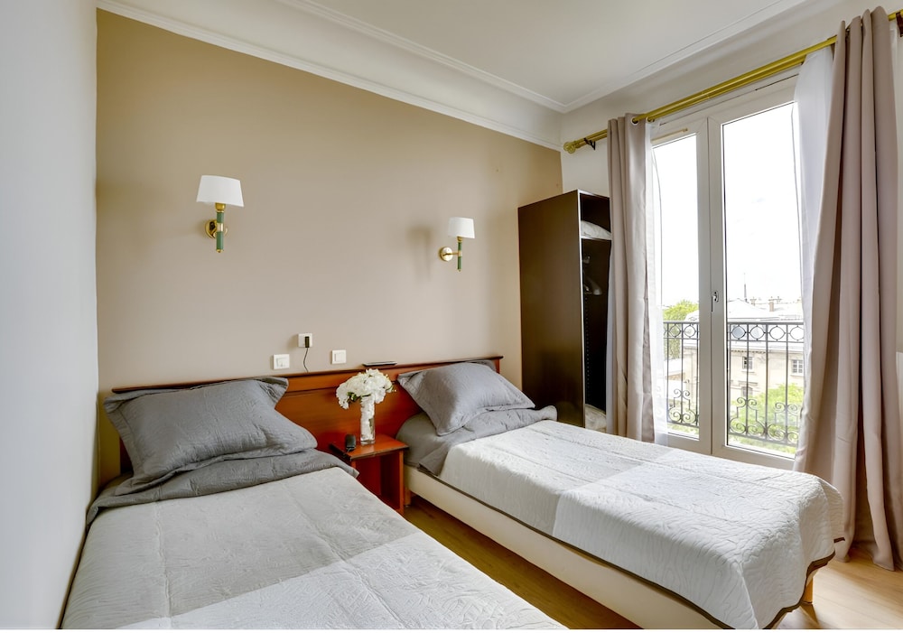 ROOM, TWIN BEDS