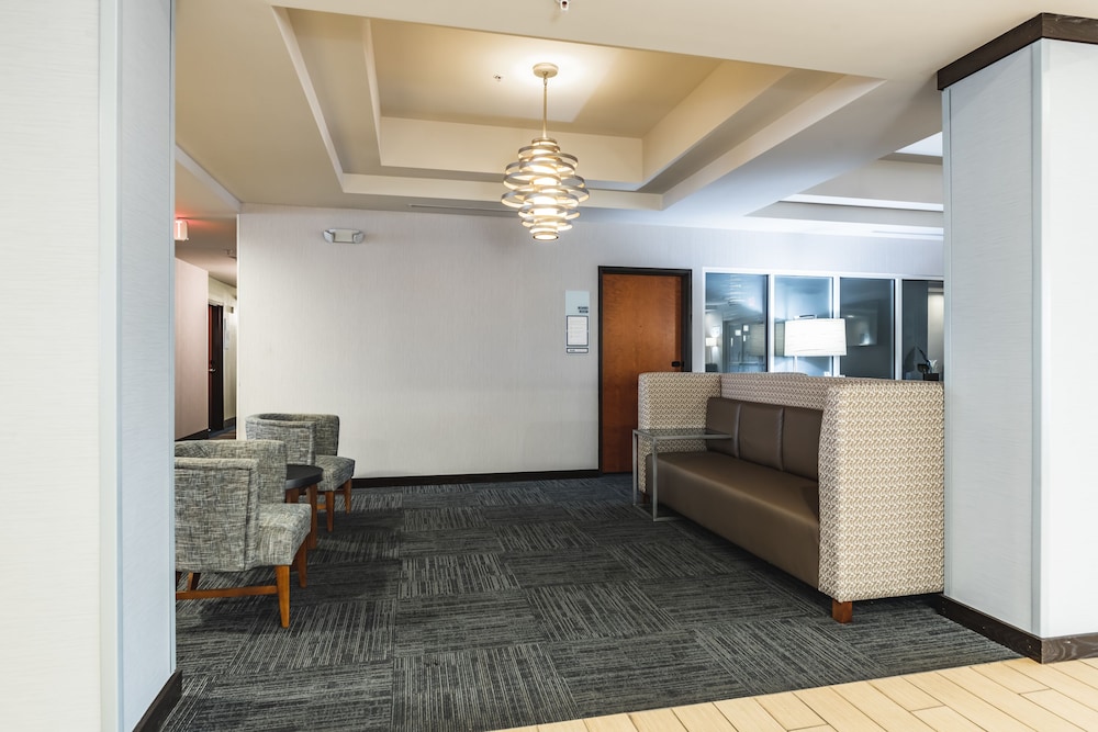 Holiday Inn Express & Suites New Martinsville 9/73