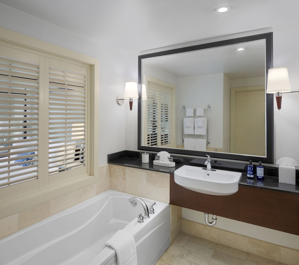 Contemporary, Courtyard, King Bed, Accessible