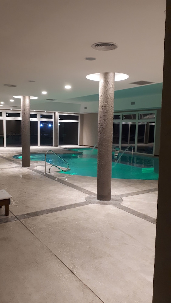 Howard Johnson by Wyndham Escobar Hotel 8/40