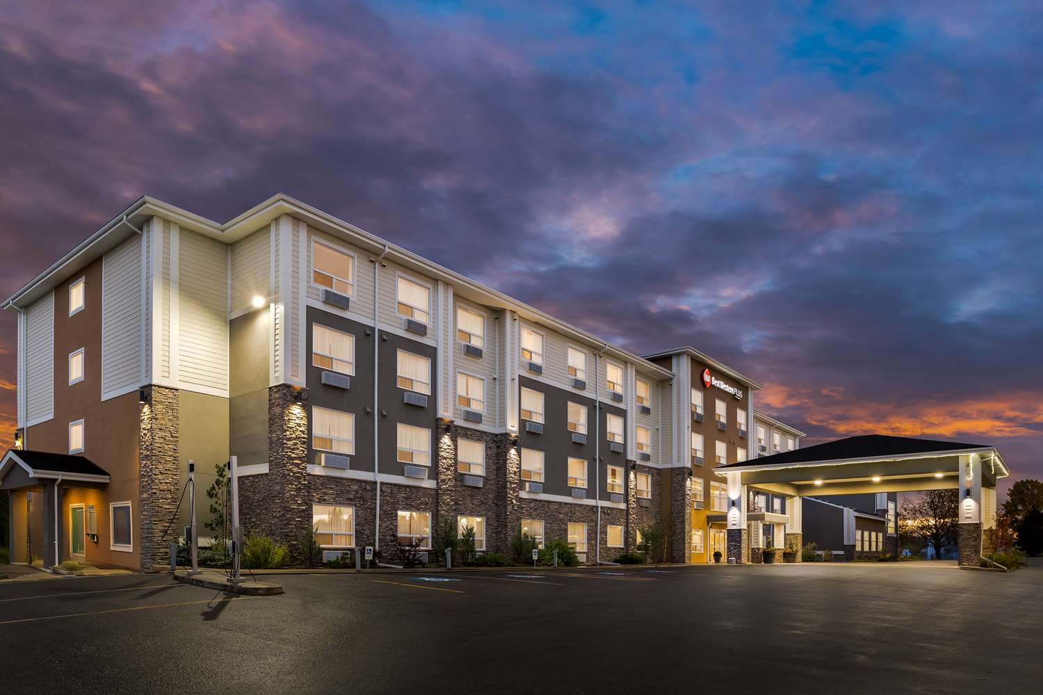 Best Western Plus Lacombe Inn and Suites 1/12