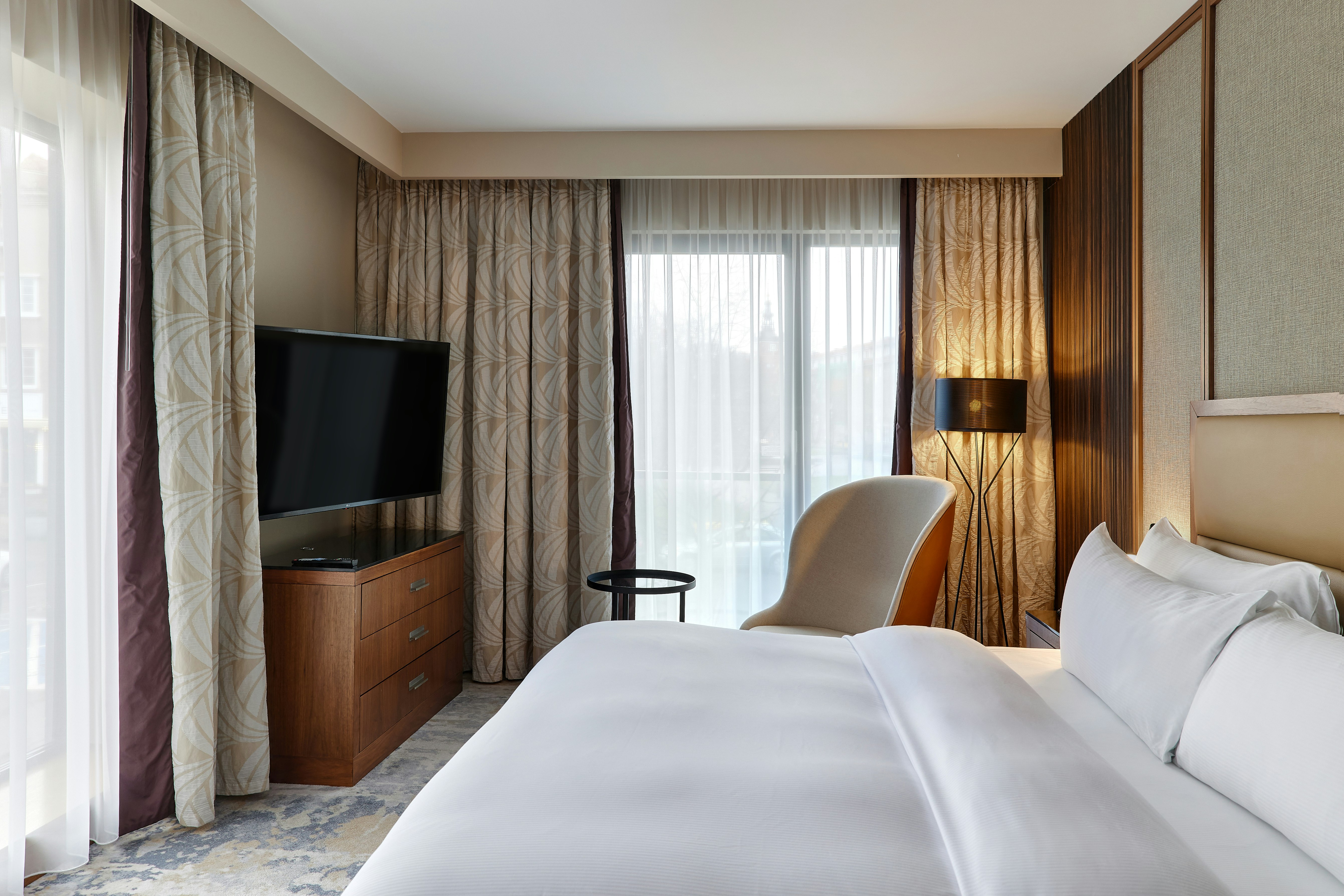 GUEST ROOM, KING BED