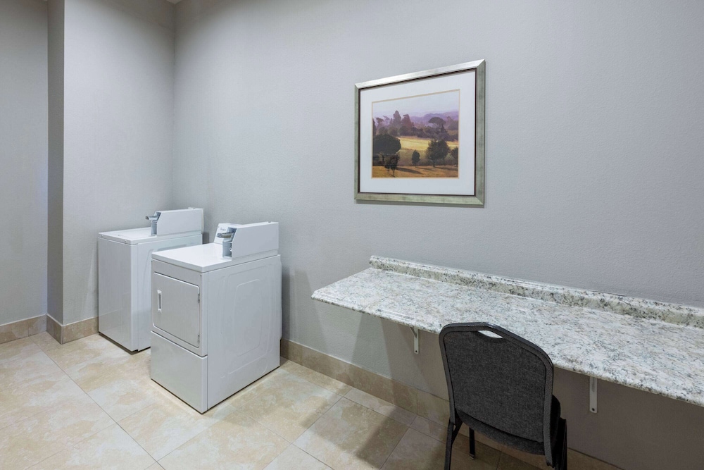 La Quinta Inn & Suites by Wyndham Fort Worth - Lake Worth 5/50